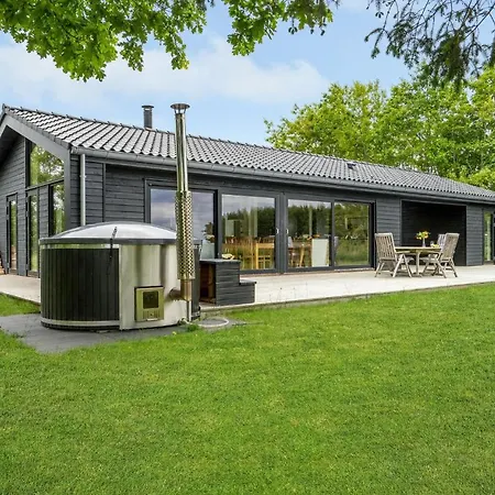 4 Bedroom Cozy In Juelsminde